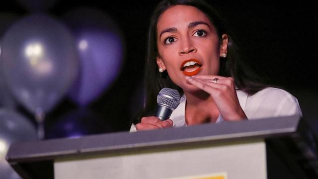 Alexandria Ocasio-Cortez habla a sus seguidores.