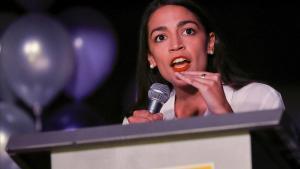 Alexandria Ocasio-Cortez habla a sus seguidores.