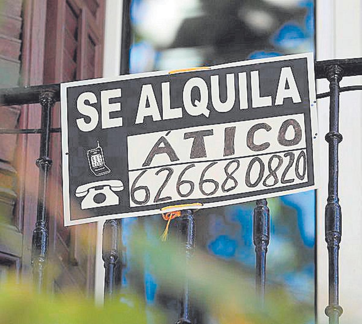 Cartel anunciando que se alquila una vivienda en un balcón