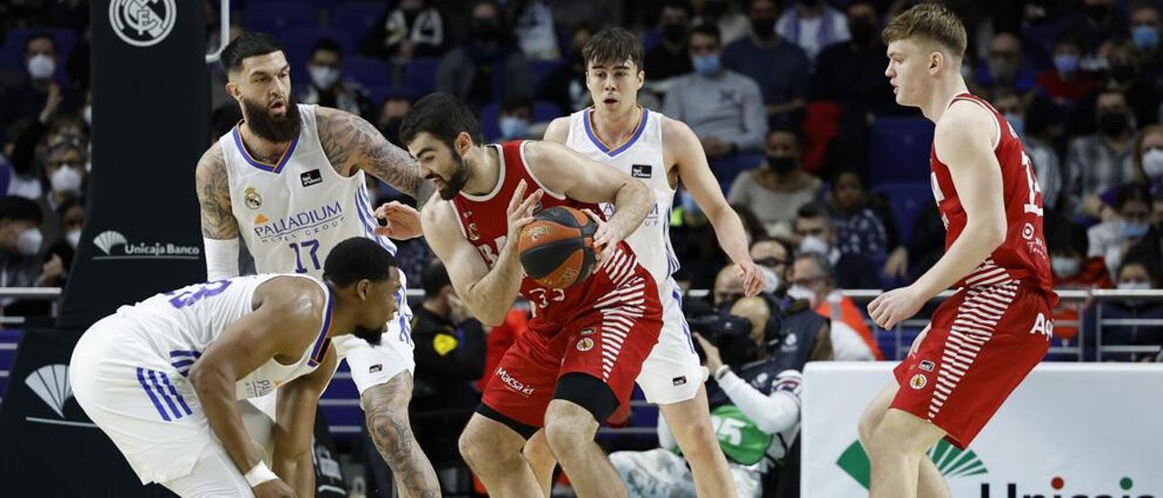 Luke Maye controla la pilota en una jugada del partit que el Baxi va guanyar a la pista del Real Madrid el passat mes de març