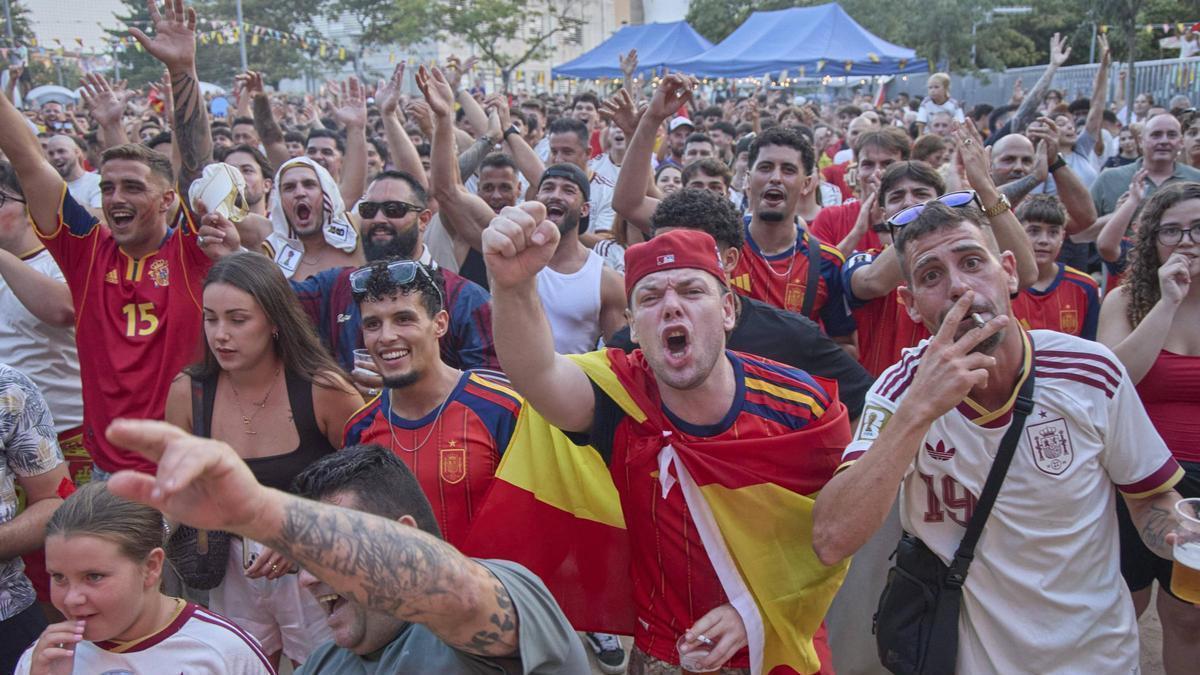 Les imatges de la concentració a Blanes per seguir la selecció espanyola