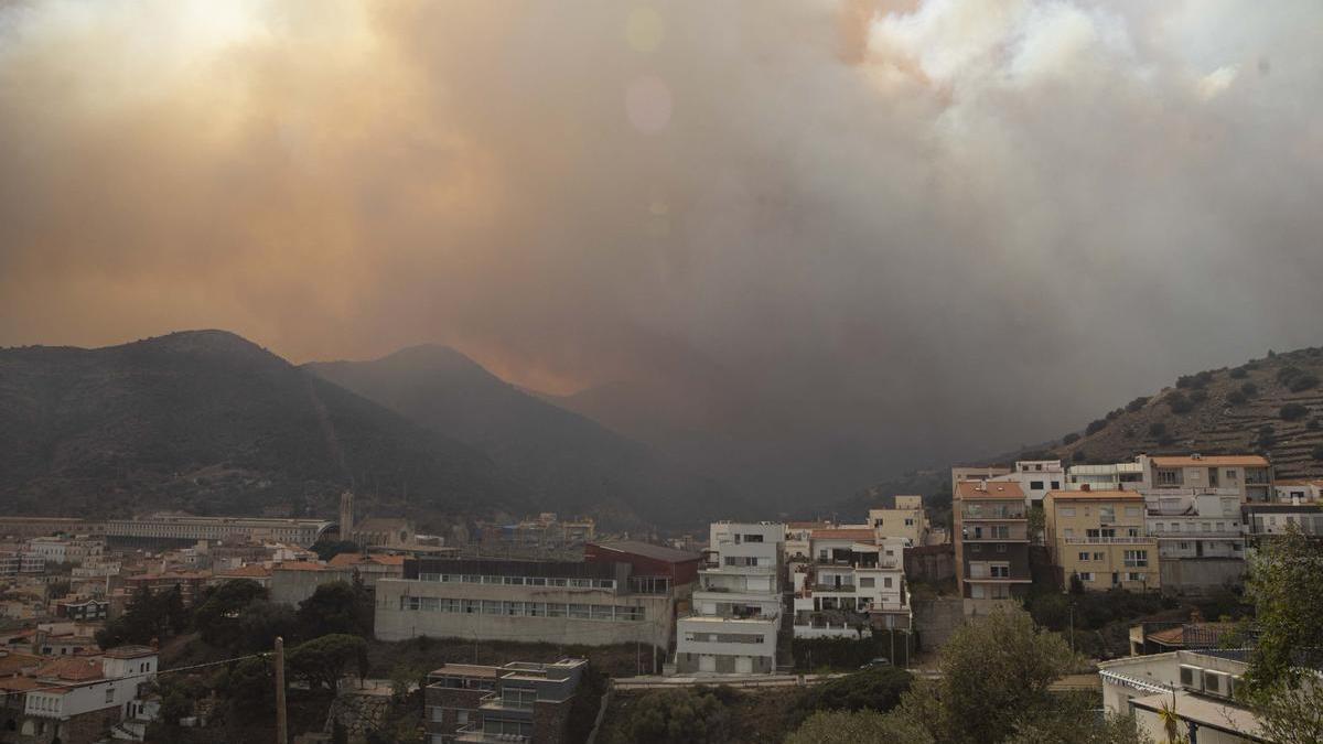 El foc que crema a Portbou ja està estabilitzat