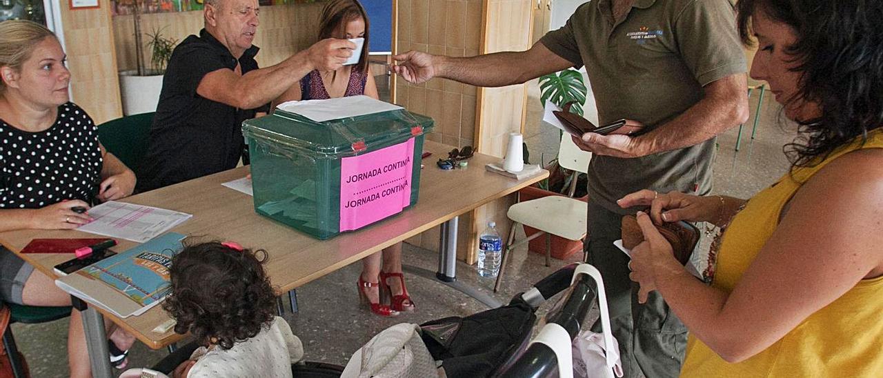 Las urnas volverán a los colegios que quieran cambiar el horario escolar. | SERGIO FERRÁNDEZ