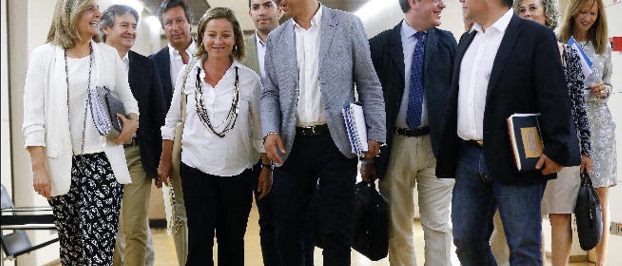 Las comisiones negociadoras de PP y CC para la investidura de Mariano Rajoy, a finales de agosto en Madrid.