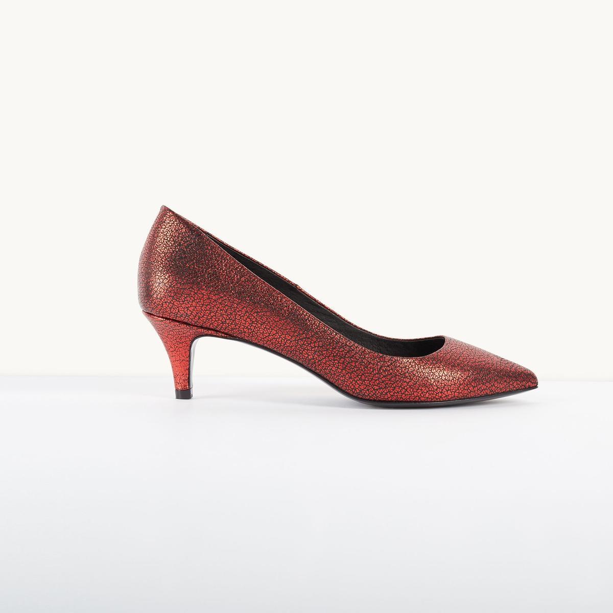 Los zapatos rojos del otoño: salón de piel con efecto agrietado
