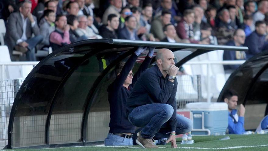 Alberto Monteagudo, pensativo en la zona técnica durante el último partido del Cartagena en casa.