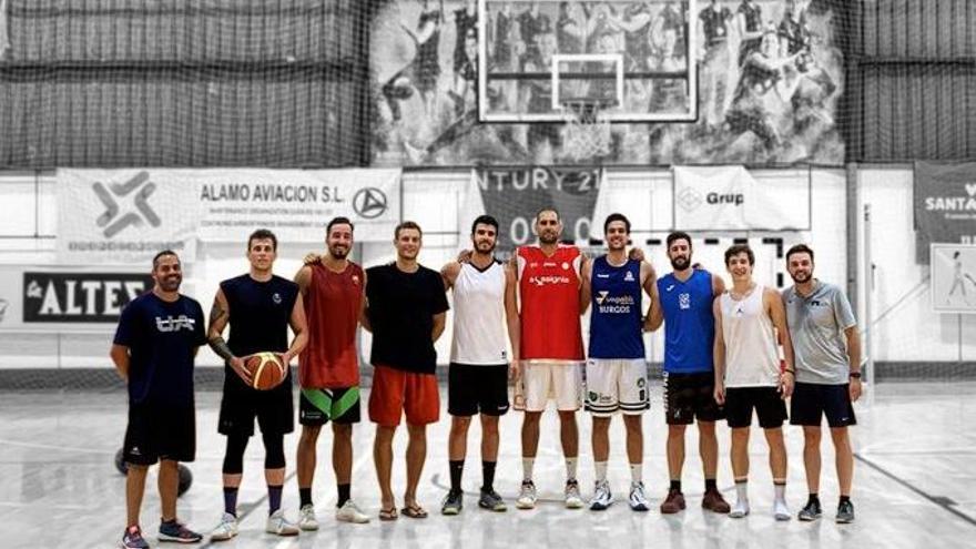 Tim Abromaitis junto a otros juagdores en el Pabellón La Salud de Tenerife