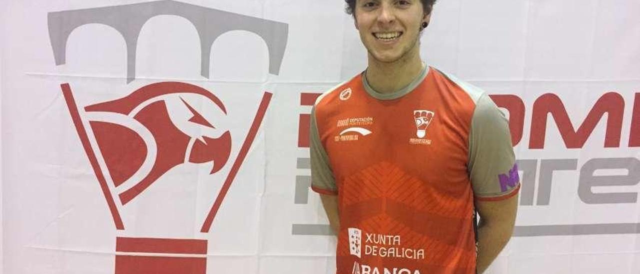 Álex Nogueira posa con la camiseta del Club Bádminton Ravachol de Pontevedra, del que es capitán.