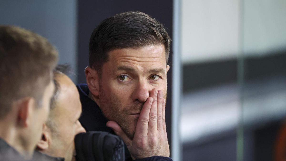 Xavi Alonso en el banquillo del Madrid.