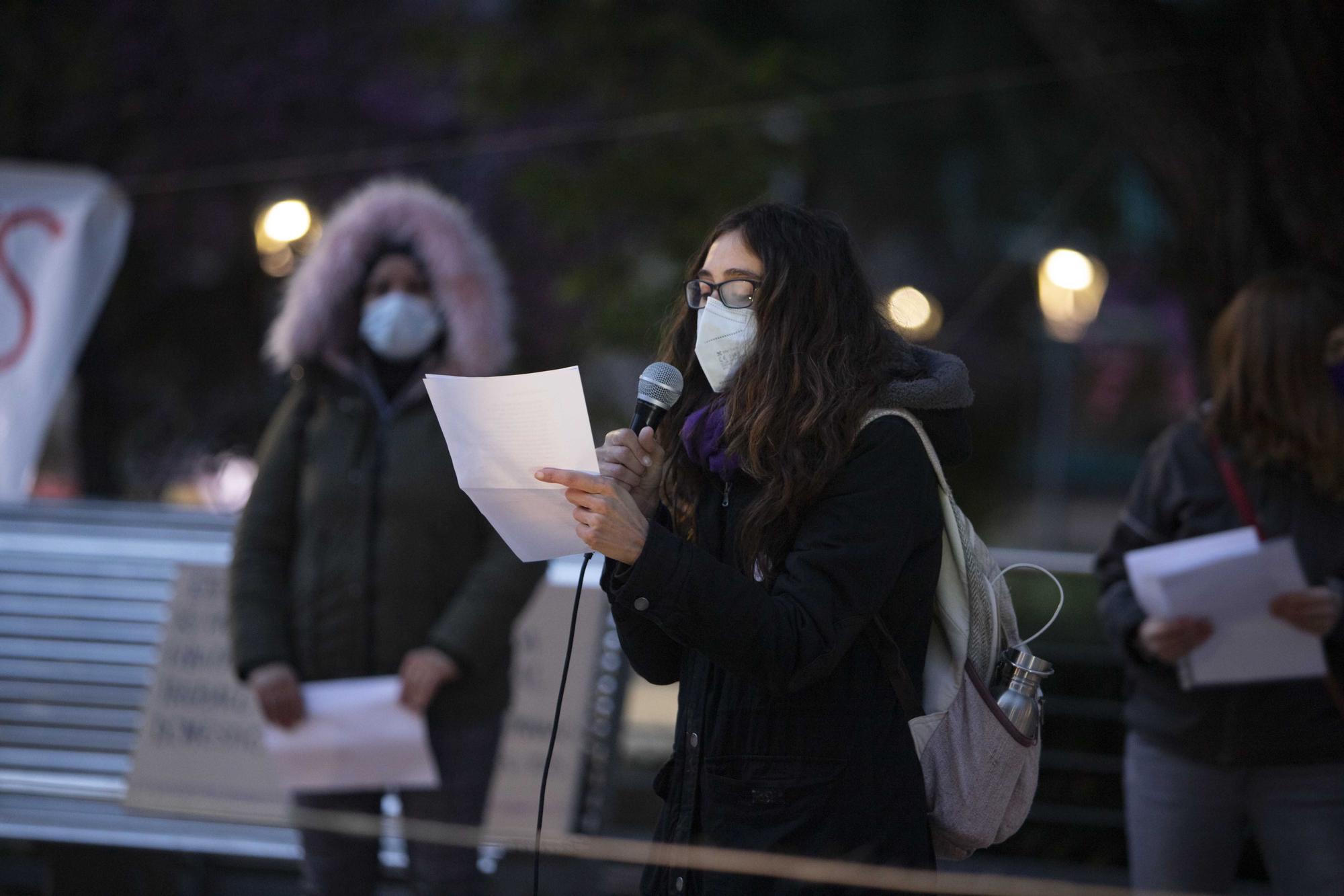 Decenas de mujeres se concentran por el Dia de la Dona en Xàtiva