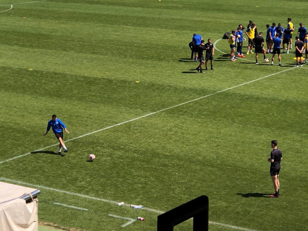 José Artiles, en la parte baja de la imagen, pateando el balón en compañía de un recuperador del Hércules.