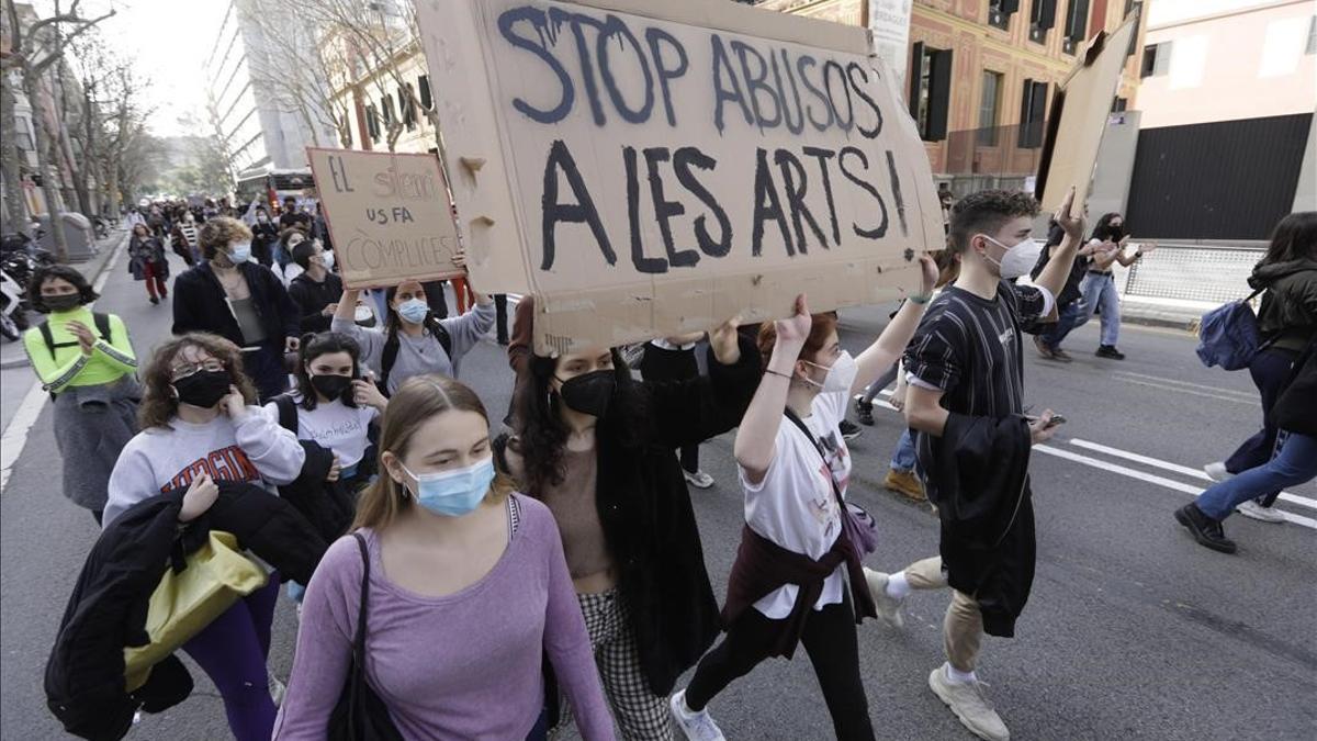 BARCELONA 25 02 2021  Icult   Abus-Art convoca una mani con pinturas y cosas para hacer ruido en el Institut del Teatre  Los estudiantes siguen en pie de guerra          FOTO de FERRAN NADEU