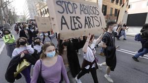 Manifestación de estudiantes del Institut del Teatre en la calle Lleida, rumbo a la Diputación. 