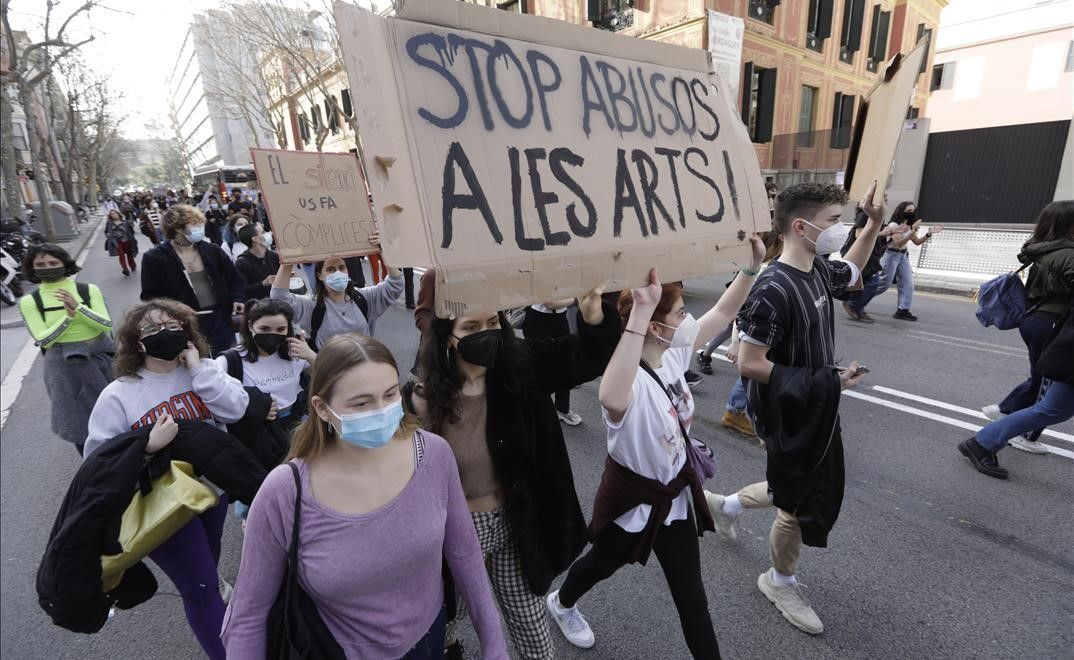 BARCELONA 25 02 2021  Icult   Abus-Art convoca una mani con pinturas y cosas para hacer ruido en el Institut del Teatre  Los estudiantes siguen en pie de guerra          FOTO de FERRAN NADEU