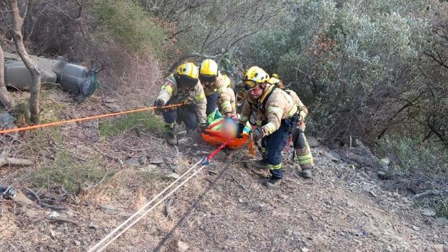 Un motorista resulta ferit en caure per un talús de quinze metres a Cadaqués