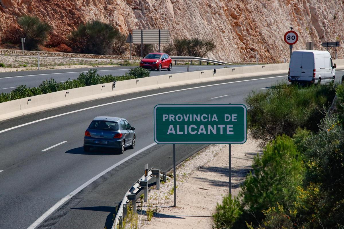 Límite entre las provincias de Valencia y Alicante en la A-7, en un entorno donde con frecuencia entran animales en la calzada.
