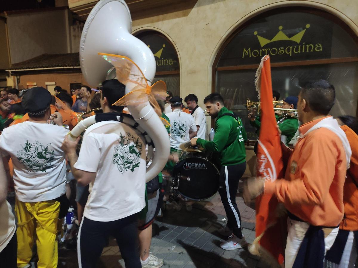 Las charangas animaron la noche durante horas.