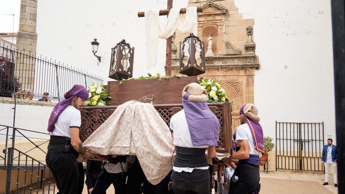 Los jóvenes cofrades portan la Cruz de Mayo desde Santo Domingo.