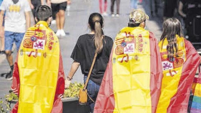 Varios aficionados de la selección española, antes de un partido.