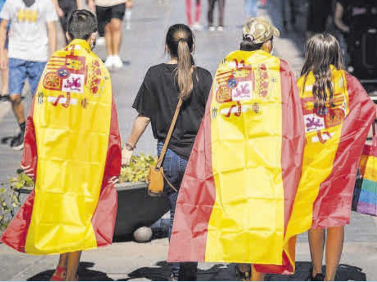 Varios aficionados de la selección española, antes de un partido. | ANDRÉS GUTIÉRREZ