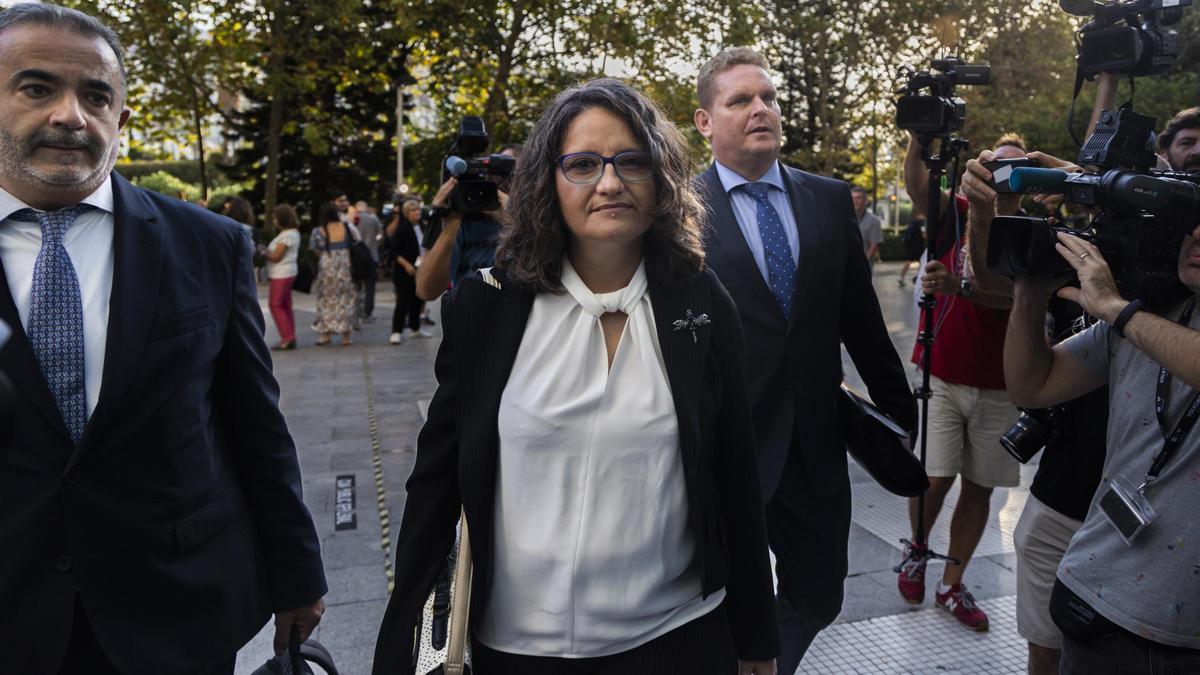 Mónica Oltra llega a la Ciudad de la Justicia, el día que declaró el 19 de septiembre de 2022, junto sus abogados, Daniel Sala y Miguel Ferrer.