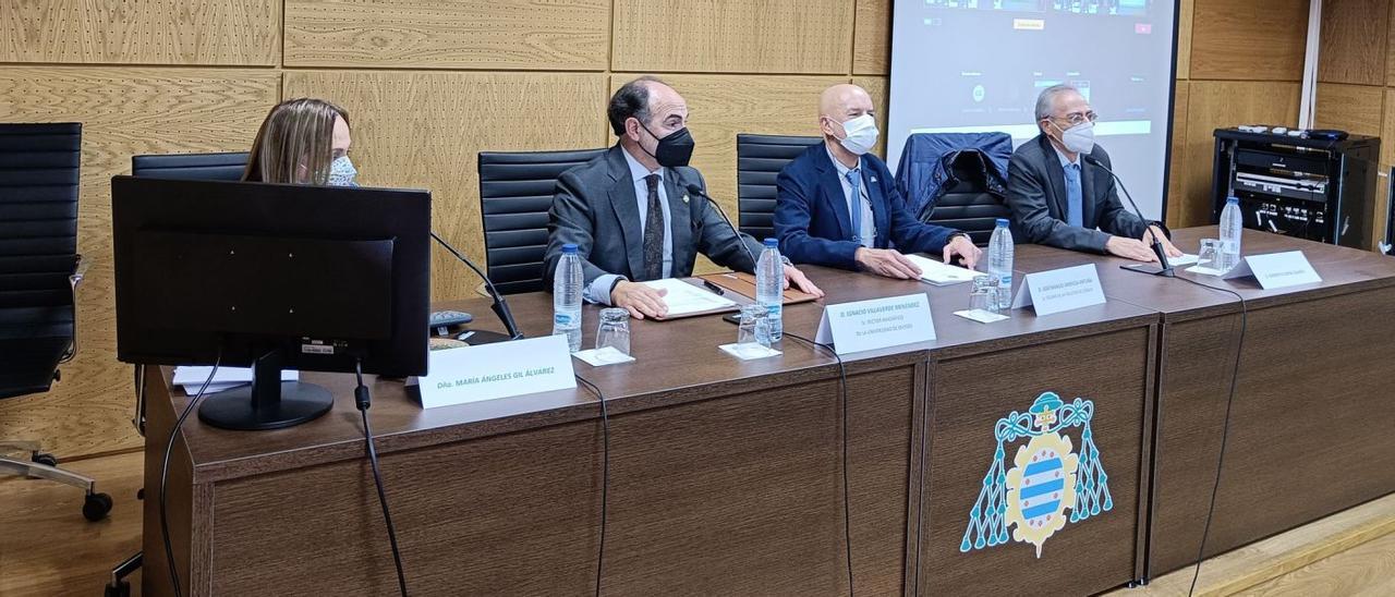 Por la izquierda, María Ángeles Gil Álvarez, Ignacio Villaverde, José Manuel Noriega y Norberto Corral, ayer, durante la celebración de San Alberto Magno en la facultad de Ciencias.