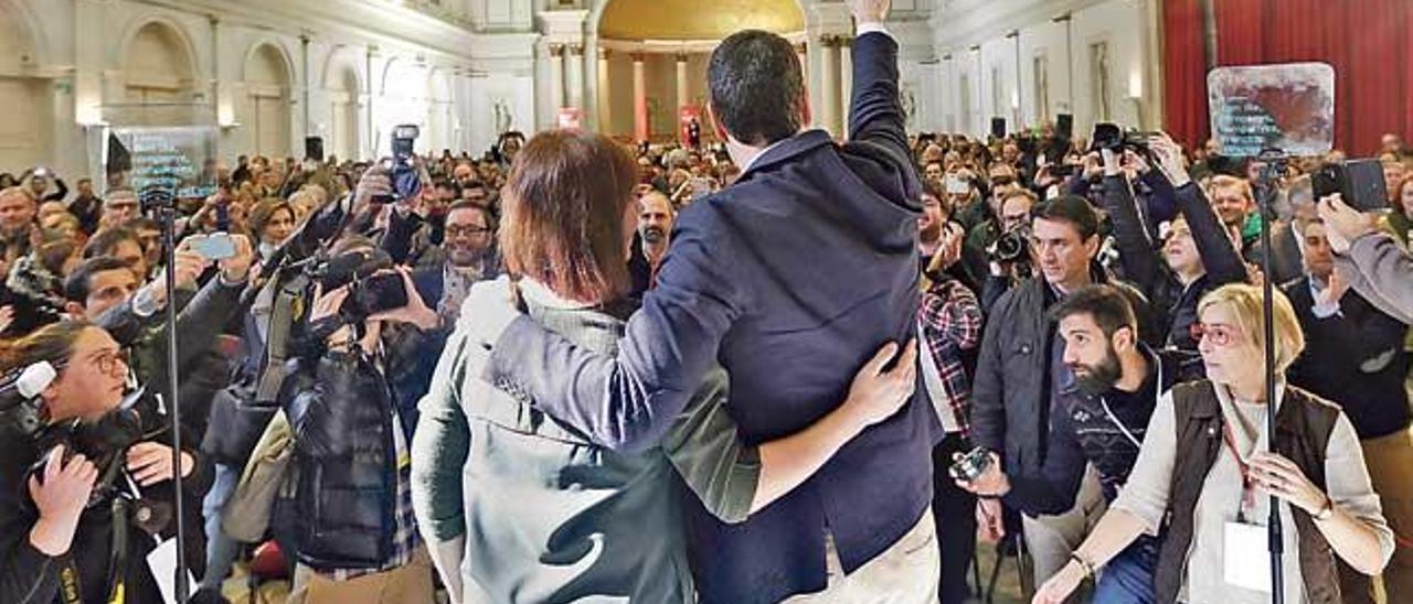 El secretario general del PSOE, Pedro Sánchez, y la presidenta del Govern, Francina Armengol.