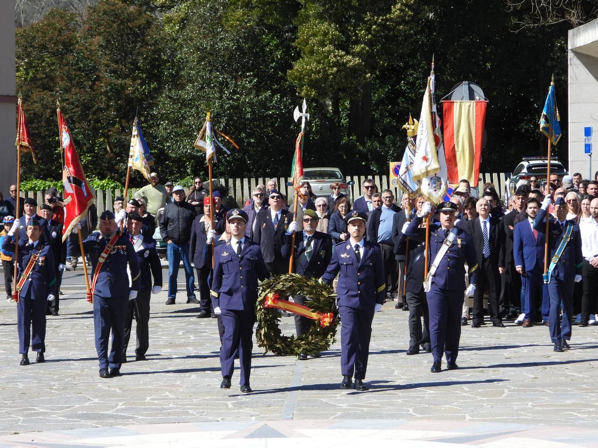 Militares del EVA-10 realizando la ofrenda a los caídos por España.