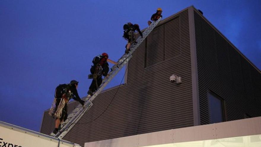 Activistas de Greenpeace se suben al edificio más alto de Europa.