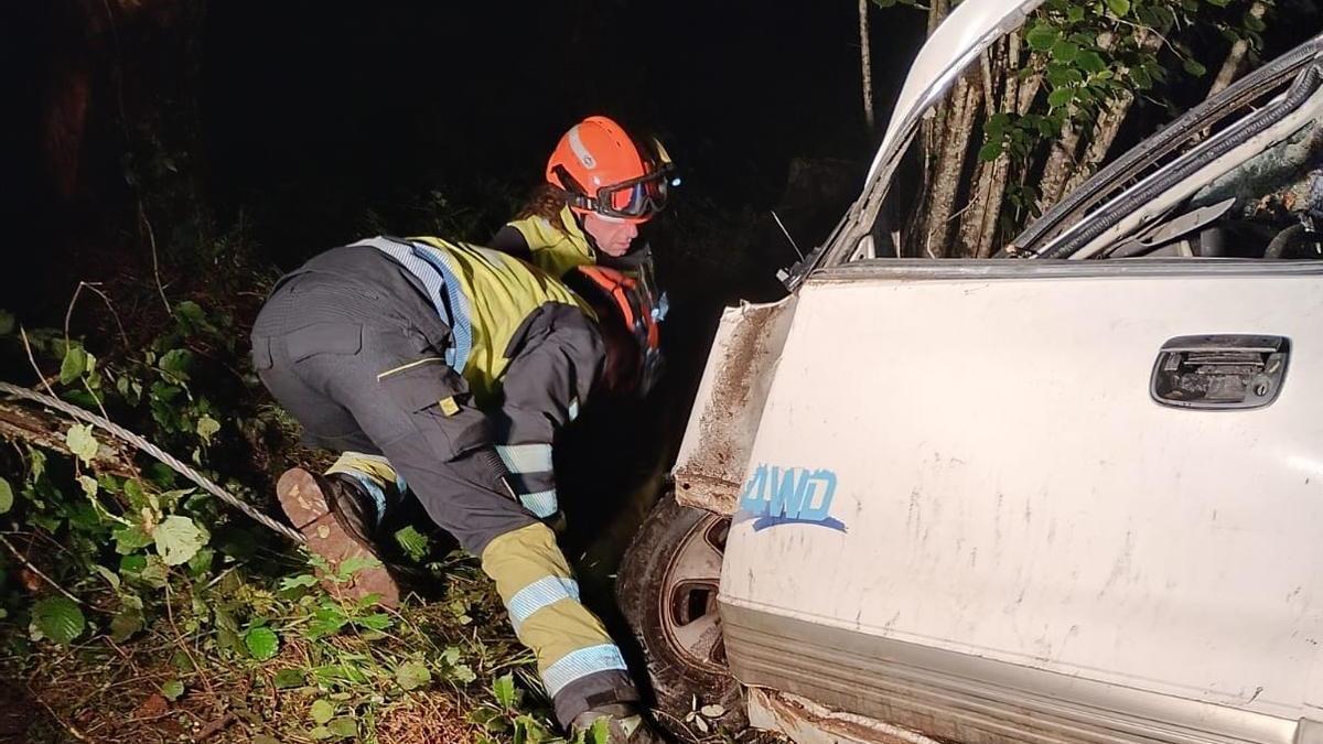 Las tareas de rescate del hombre accidentado en a carretera de acceso a Següencu (Cangas de Onís)