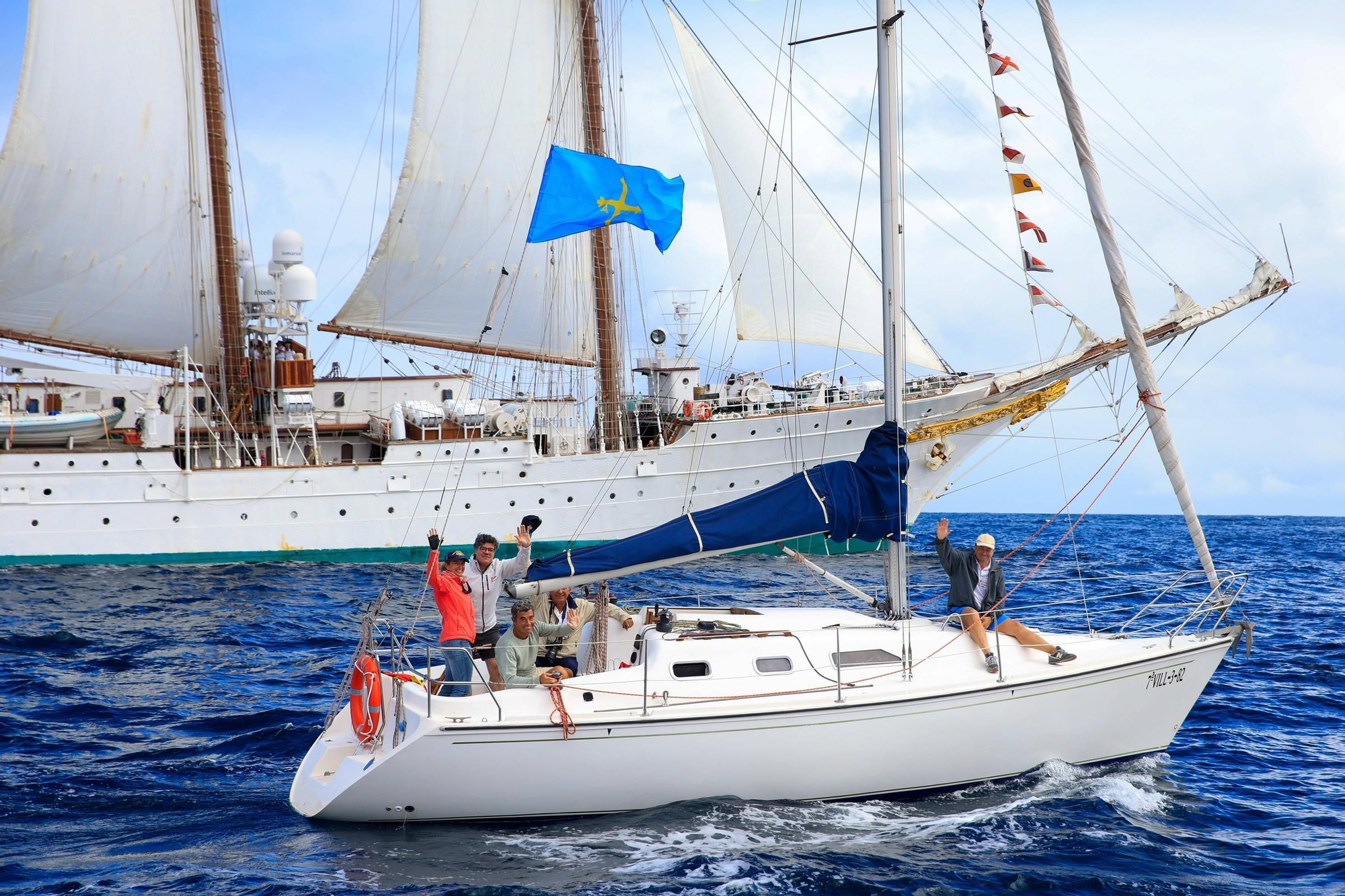 En imágenes: así se despidieron más de 40 embarcaciones del &quot;Elcano&quot; y la &quot;Blas de Lezo&quot; surcando la costa de Gijón