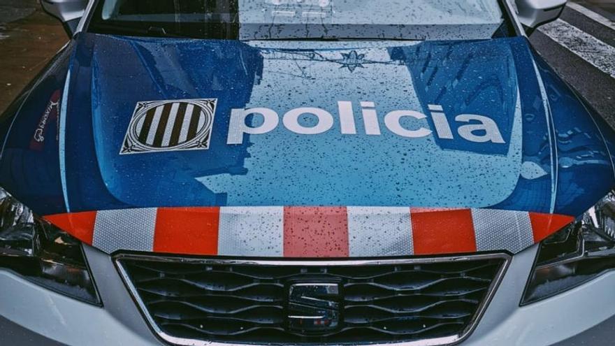 Un cotxe xoca amb un mur exterior d&#039;una casa a l&#039;Escala