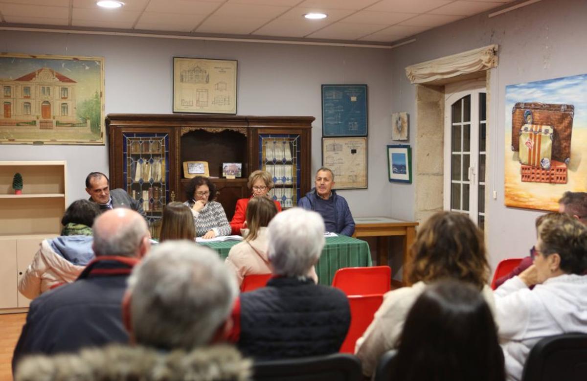 Asistentes a la asamblea, con la antigua junta gestora al fondo.
