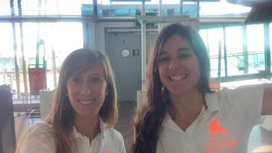 Ángela Pumariega y Patricia Cantero, en el aeropuerto antes de salir para Buenos Aires.