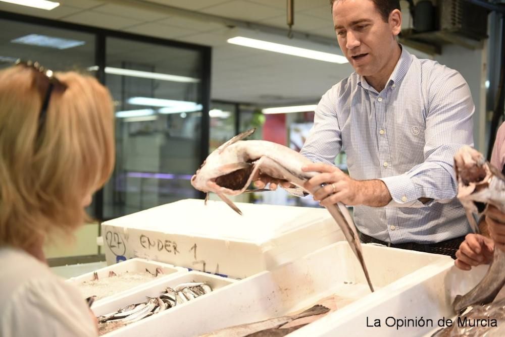 Teodoro García pidiendo el voto en el mercado Saav