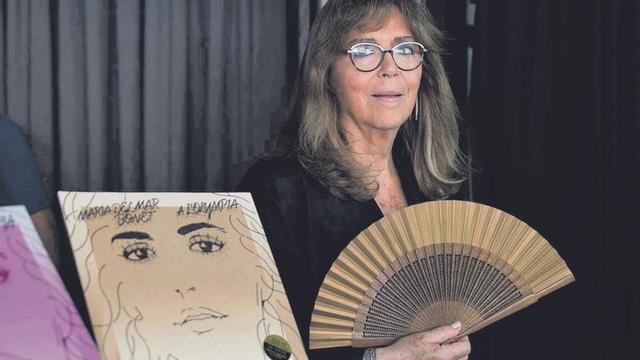 Maria del Mar Bonet, ayer en la tienda Xocolat de Palma, con su disco ‘A l’Olympia’. | MANU MIELNIEZUK