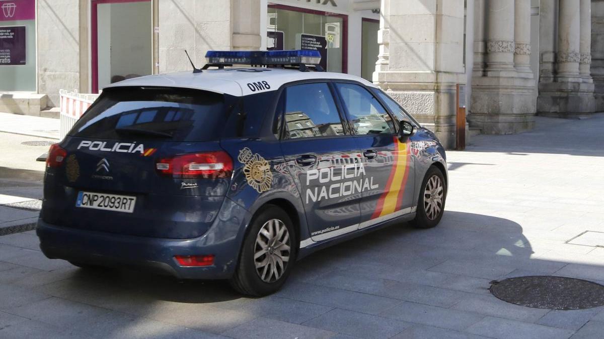 Un vehículo de la Policía Nacional de patrulla. // A. Villar