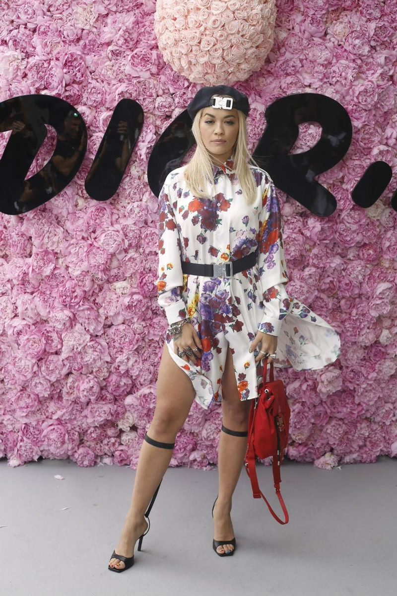 Rita Ora en el desfile de Dior Homme en París