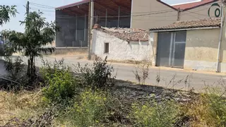 Bomberos de Benavente intervienen en un fuego sofocado por vecinos y Guardia Civil en Manganeses de la Lampreana