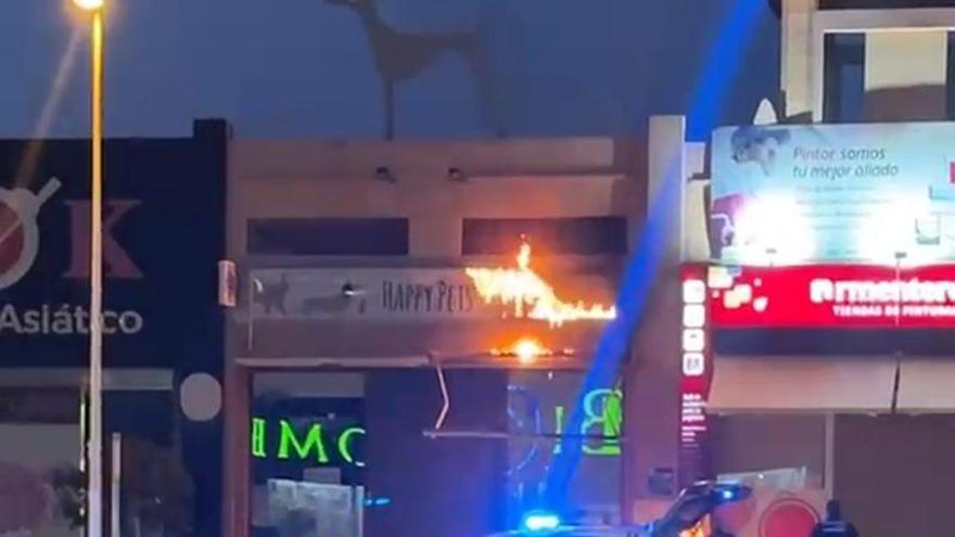 Alarma por un incendio en una clínica veterinaria en Mazarró