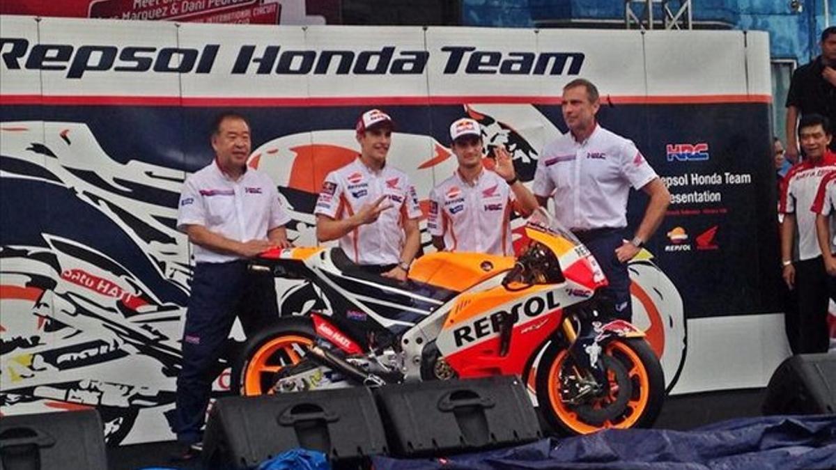 Nakamoto, Márquez, Pedrosa y Suppo, con la nueva Honda 2016