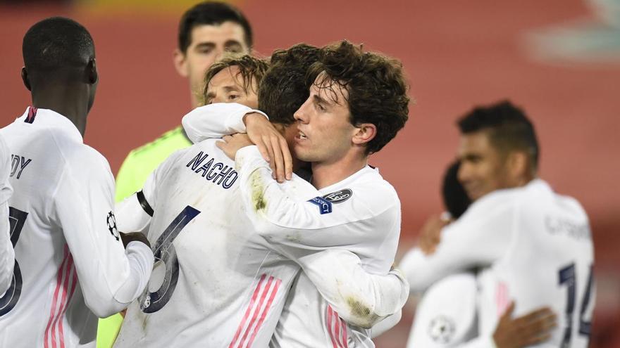 Los jugadores del Madrid celebran el pase a semifinales en Liverpool.