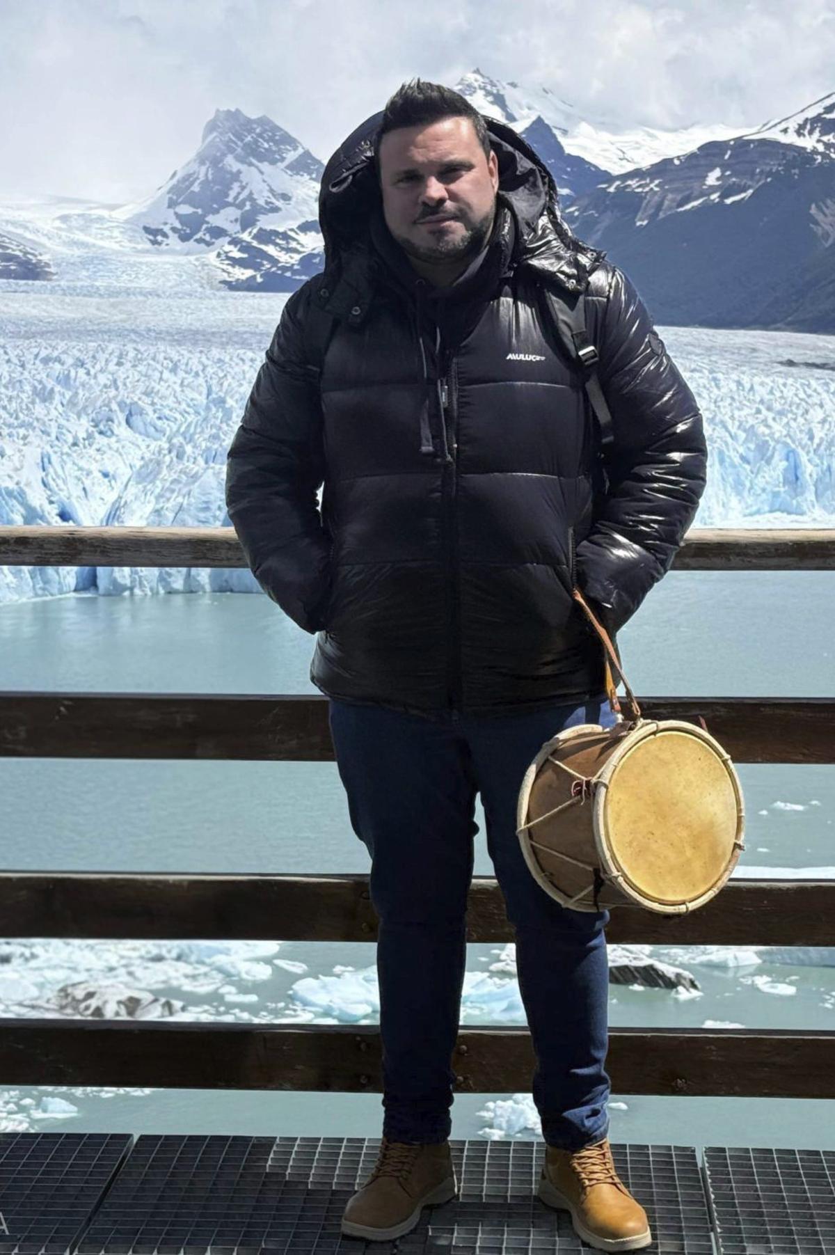 El músico en el glaciar Perito Moreno. | CEDIDA