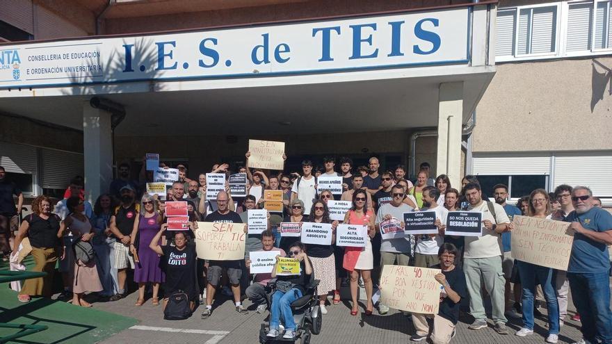 Protestas en el IES de Teis por la eliminación de horas para el mantenimiento del equipo informático