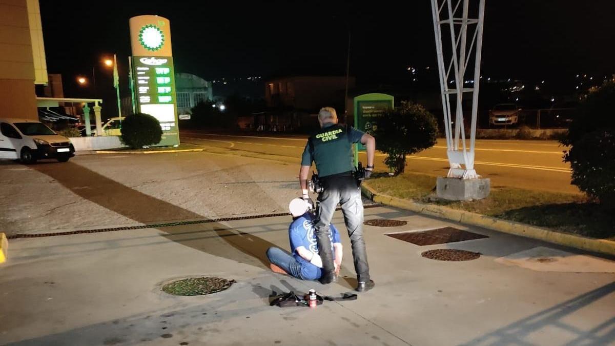 Momento de la detención del varón moañés en la gasolinera de Vilaboa.