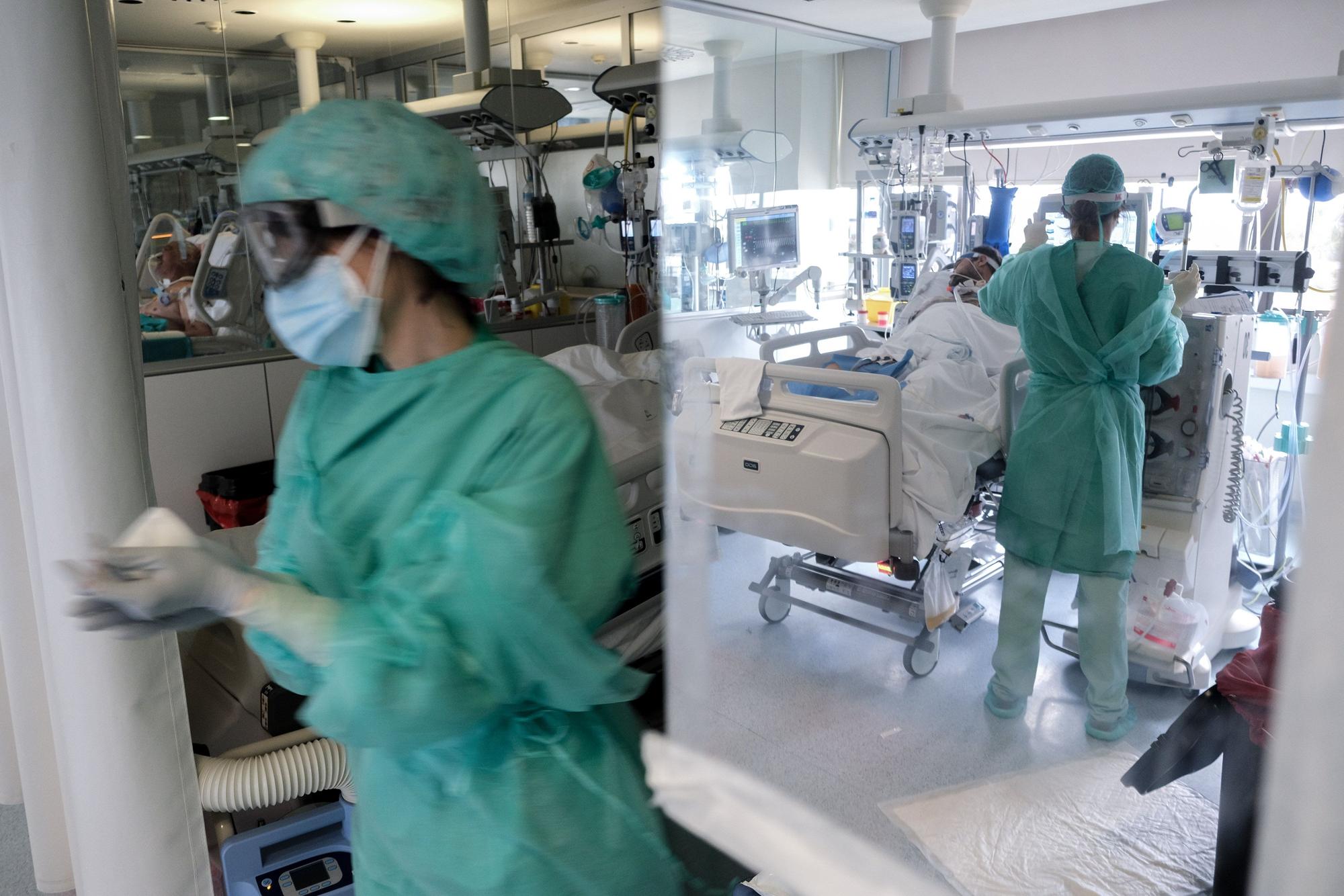 Sanitarios agotados trabajan sin descanso en la UCI del Hospital Universitario de Torrevieja durante la tercera ola de contagios de covid