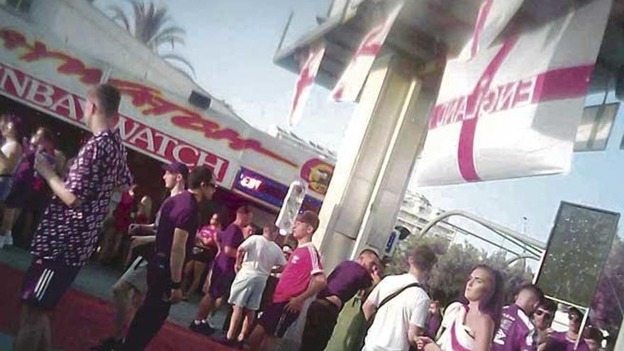 Se colocaron unas taquillas con personal de seguridad para acceder a la plaza Pitiüses de Magaluf (´Magaluf Square´).