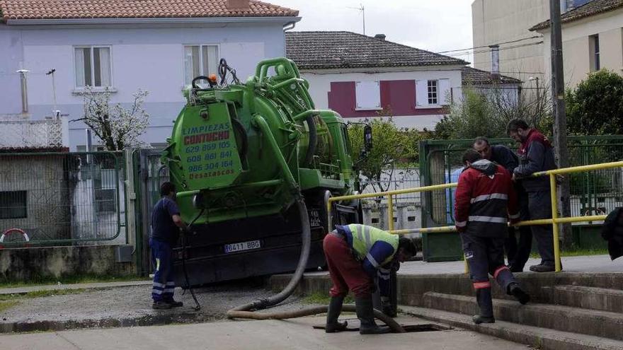 El vehículo de limpieza de las tuberías de Vilagarcía. // Noé Parga