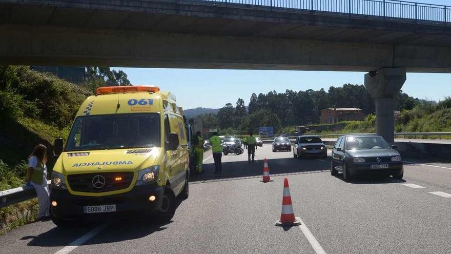 Accidente en la autovía do Salnés donde murió un operario de mantenimiento el año pasado. // Noé Parga