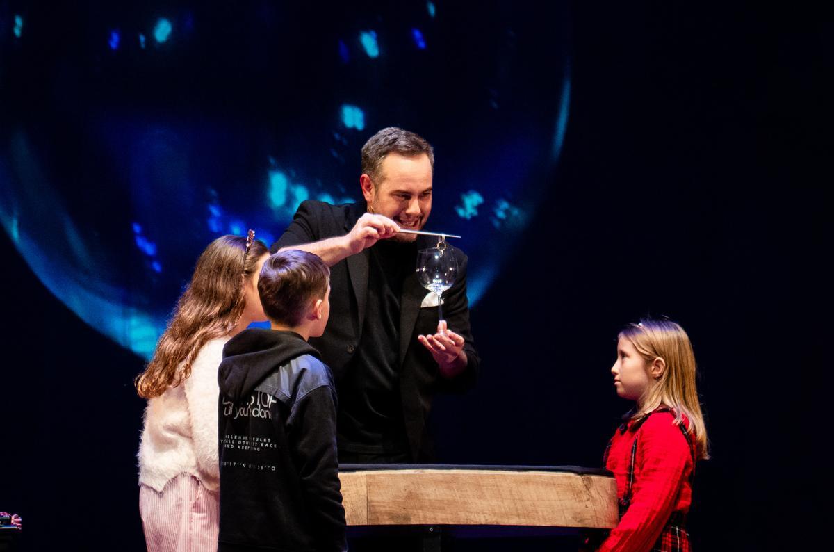 Jorge Blass realiza un truco de magia con niños sobre el escenario.